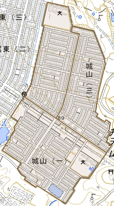 城山とその周辺の地図。町の範囲を重ねている