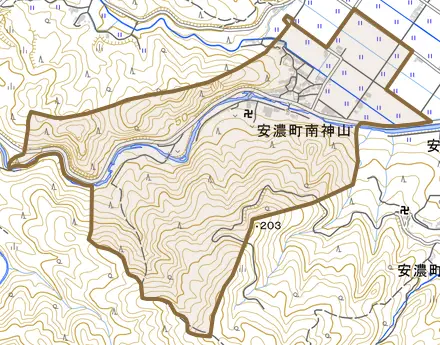 安濃町南神山とその周辺の地図。町の範囲を重ねている