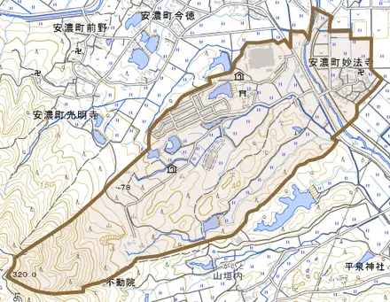 安濃町妙法寺とその周辺の地図。町の範囲を重ねている