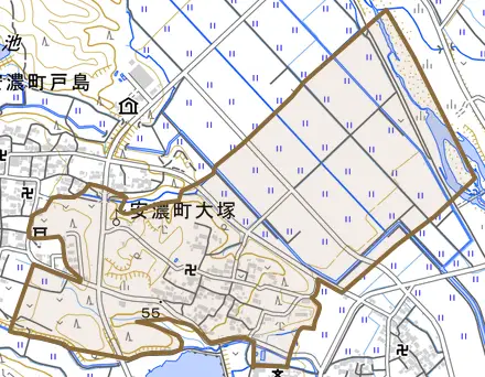 安濃町大塚とその周辺の地図。町の範囲を重ねている