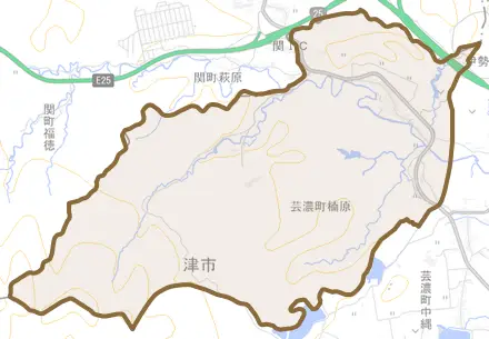 芸濃町楠原とその周辺の地図。町の範囲を重ねている