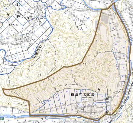 白山町北家城とその周辺の地図。町の範囲を重ねている