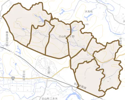 白山町三ヶ野とその周辺の地図。町の範囲を重ねている