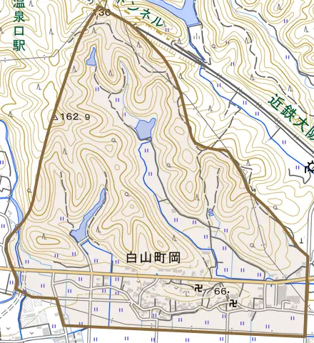 白山町岡とその周辺の地図。町の範囲を重ねている