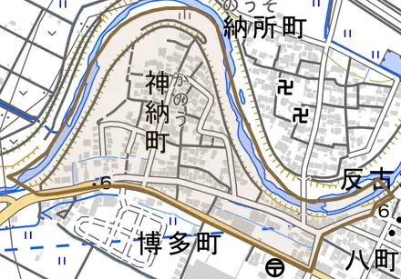 神納町とその周辺の地図。町の範囲を重ねている