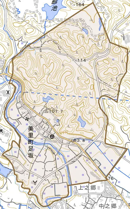 美里町足坂とその周辺の地図。町の範囲を重ねている