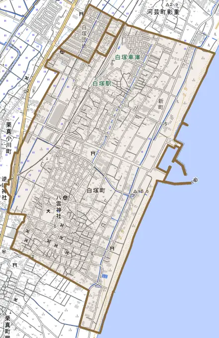 白塚町とその周辺の地図。町の範囲を重ねている
