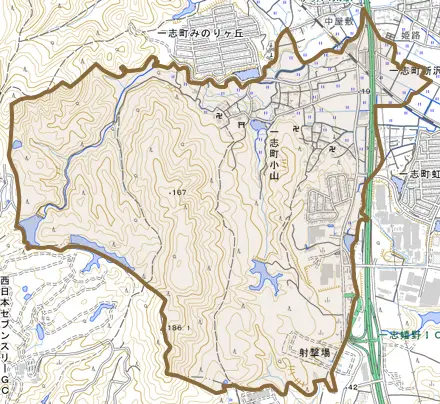 一志町小山とその周辺の地図。町の範囲を重ねている