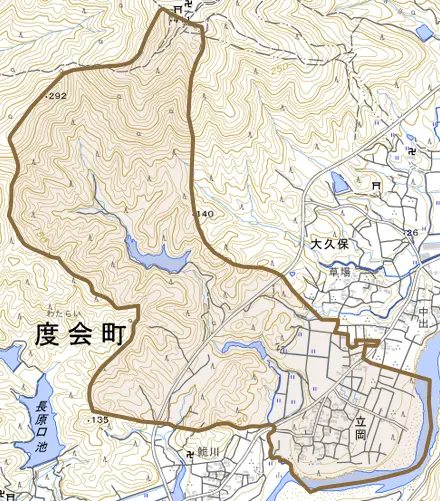 立岡とその周辺の地図。町の範囲を重ねている