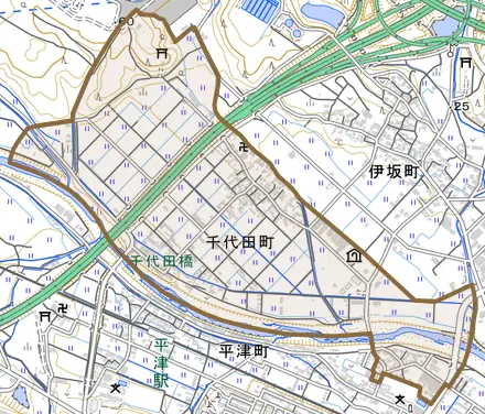 千代田町とその周辺の地図。町の範囲を重ねている