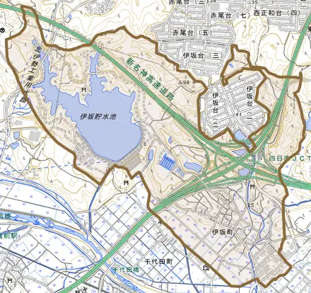 伊坂町とその周辺の地図。町の範囲を重ねている