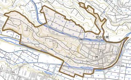 北小松町とその周辺の地図。町の範囲を重ねている