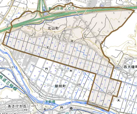 北山町とその周辺の地図。町の範囲を重ねている