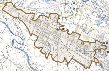 小林町とその周辺の地図。町の範囲を重ねている