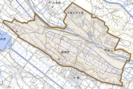 鹿間町とその周辺の地図。町の範囲を重ねている