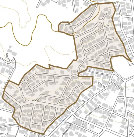 尾平町上名ケ丘とその周辺の地図。町の範囲を重ねている