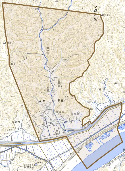 馬鞍とその周辺の地図。町の範囲を重ねている
