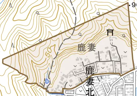 鹿妻とその周辺の地図。町の範囲を重ねている