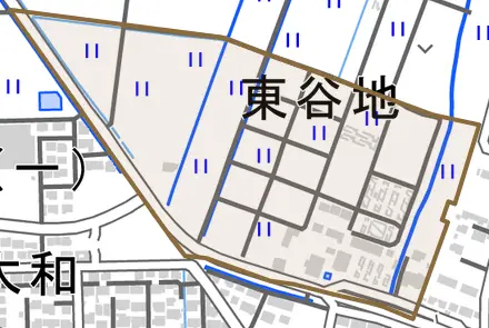 字東谷地とその周辺の地図。町の範囲を重ねている