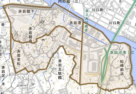 赤岩港とその周辺の地図。町の範囲を重ねている