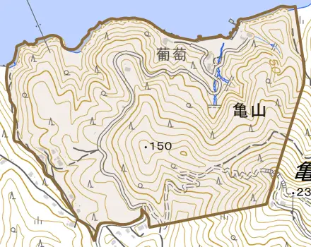 亀山とその周辺の地図。町の範囲を重ねている