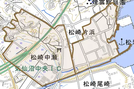松崎片浜とその周辺の地図。町の範囲を重ねている