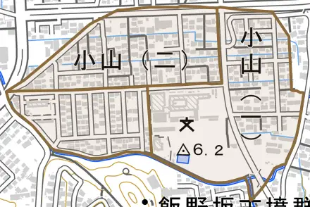 小山とその周辺の地図。町の範囲を重ねている