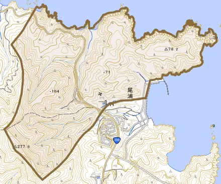 尾浦とその周辺の地図。町の範囲を重ねている