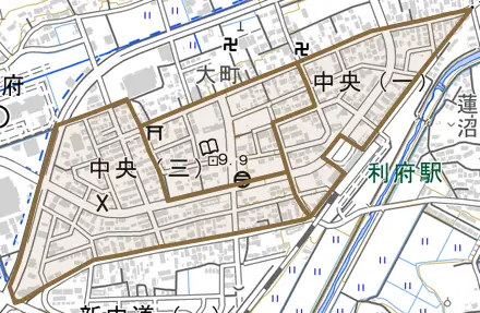 中央とその周辺の地図。町の範囲を重ねている