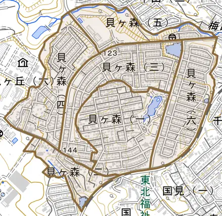 貝ケ森とその周辺の地図。町の範囲を重ねている