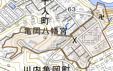 川内亀岡町とその周辺の地図。町の範囲を重ねている