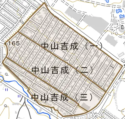 中山吉成とその周辺の地図。町の範囲を重ねている