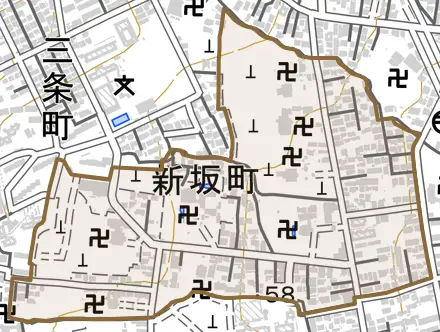 新坂町とその周辺の地図。町の範囲を重ねている