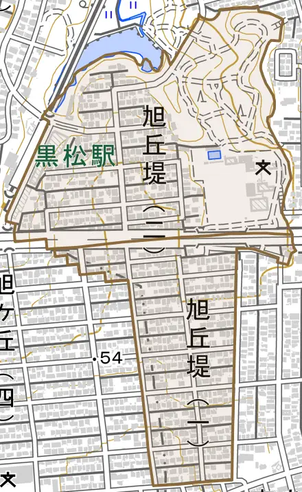 旭丘堤とその周辺の地図。町の範囲を重ねている