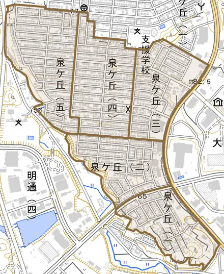 泉ケ丘とその周辺の地図。町の範囲を重ねている