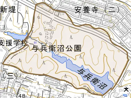 蟹沢とその周辺の地図。町の範囲を重ねている