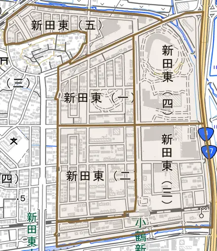 新田東とその周辺の地図。町の範囲を重ねている