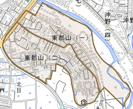 東郡山とその周辺の地図。町の範囲を重ねている