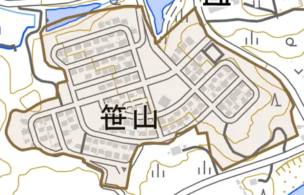 笹山とその周辺の地図。町の範囲を重ねている