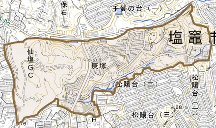 字庚塚とその周辺の地図。町の範囲を重ねている