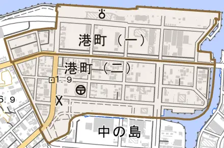 港町とその周辺の地図。町の範囲を重ねている