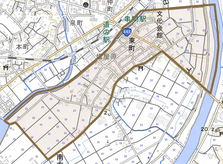 東町とその周辺の地図。町の範囲を重ねている