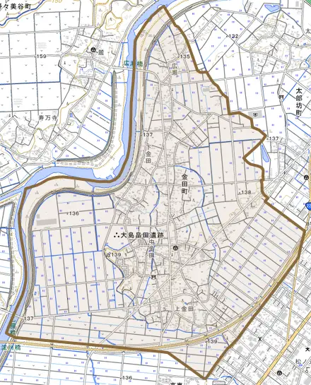 金田町とその周辺の地図。町の範囲を重ねている