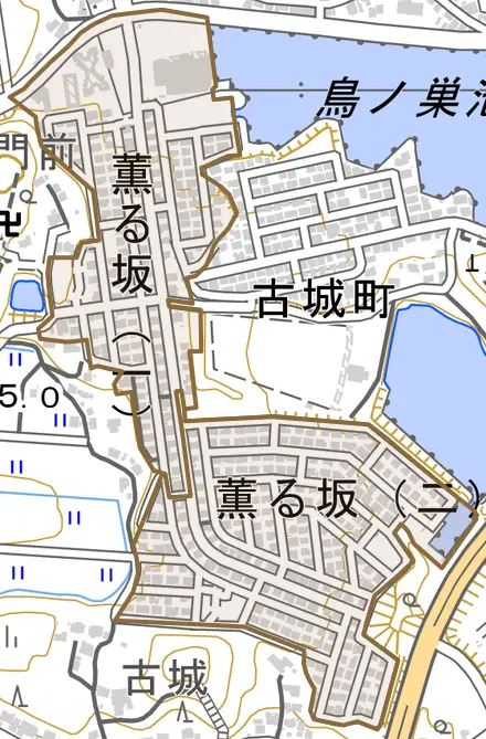 薫る坂とその周辺の地図。町の範囲を重ねている