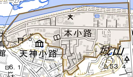 本小路とその周辺の地図。町の範囲を重ねている