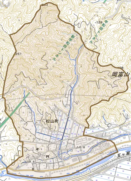 松山町とその周辺の地図。町の範囲を重ねている
