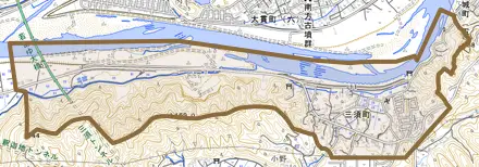 三須町とその周辺の地図。町の範囲を重ねている