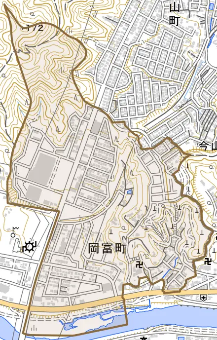 岡富町とその周辺の地図。町の範囲を重ねている