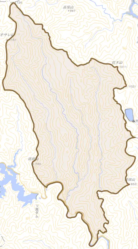 大字尾八重とその周辺の地図。町の範囲を重ねている