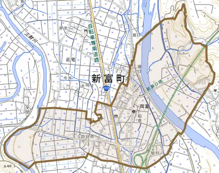大字岡富とその周辺の地図。町の範囲を重ねている